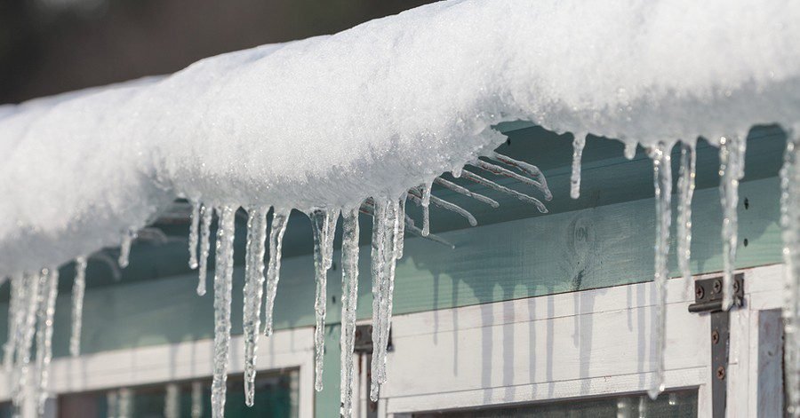 5 Ways to Prevent Frozen Gutters: Schedule Gutter Cleaning Before Winter in Bristol 2 An image of a frozen gutter during winter